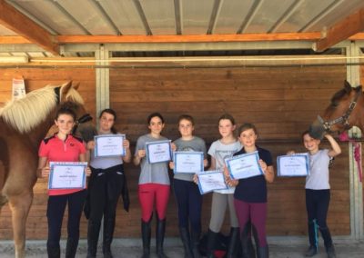 Les candidates du Galop 1 présentent leur diplôme à l'Écurie de la Serre.